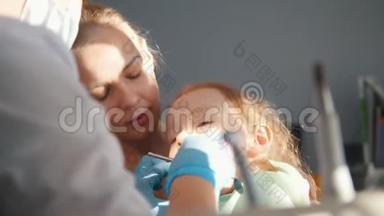 在牙医接待的<strong>女孩</strong>，口腔医生检查了孩子`牙齿，<strong>淘气</strong>的<strong>女孩</strong>微笑着
